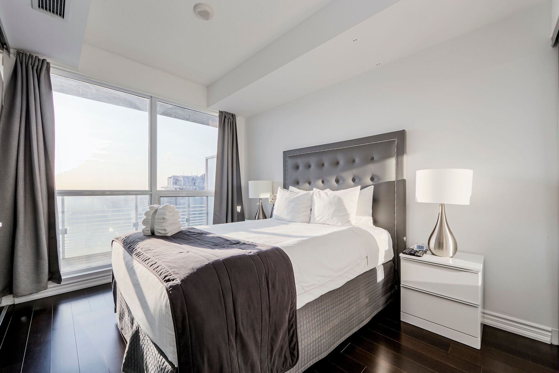 Canada Suites 1 Bedroom Superior City View Suite (12 Type) - Primary Bedroom